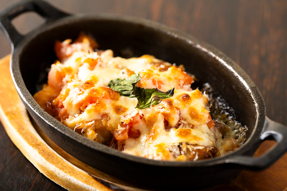 炭火チキンのチーズ焼き（マルゲリータ風）