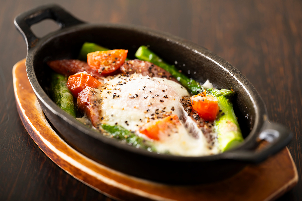 アスパラとチョリソーのビスマルク風