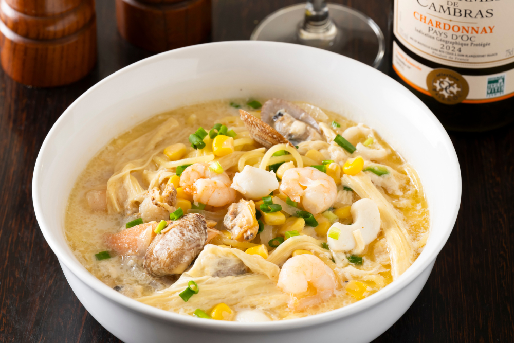 海の幸と湯葉、コーンの豆乳スープ